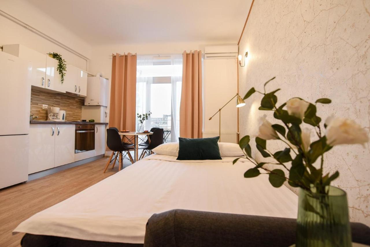 Cozy 1Br Escape - Apartment With Charming Balcony Near Universitate Bucareste Exterior foto