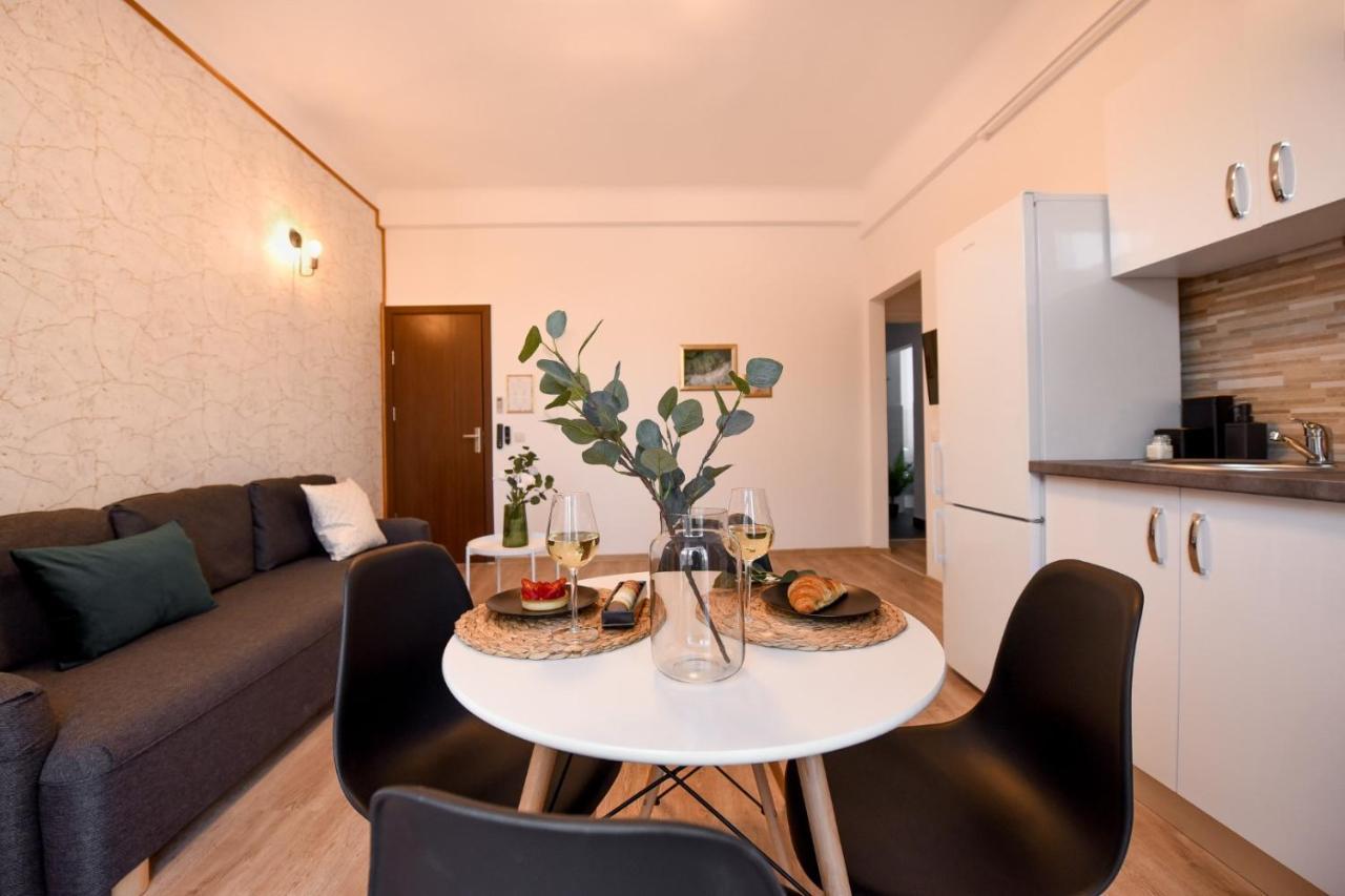 Cozy 1Br Escape - Apartment With Charming Balcony Near Universitate Bucareste Exterior foto